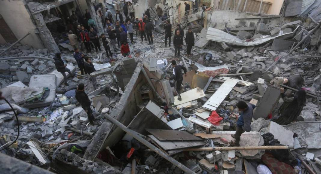 İsrail, sivillerin yaşadığı Nusayrat Kampı'nı bombaladı 1